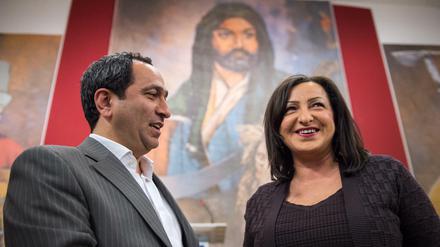 Der Vorsitzende der Alevitischen Gemeinde in Berlin, Halit Büyükgöl, und Arbeitssenatorin Dilek Kolat im März 2015 vor einem Wandbild des Heiligen Ali zum Newroz-Fest.