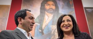 Der Vorsitzende der Alevitischen Gemeinde in Berlin, Halit Büyükgöl, und Arbeitssenatorin Dilek Kolat im März 2015 vor einem Wandbild des Heiligen Ali zum Newroz-Fest.