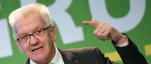 Baden-Württembergs Ministerpräsident Winfried Kretschmann (Bündnis 90/Die Grüne) spricht am 09.04.2016 in Berlin beim Kleinen Parteitag der Grünen.