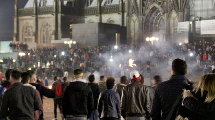 Zahlreiche Menschen sind am 31.12.2015 in Köln (Nordrhein-Westfalen) auf dem Vorplatz des Hauptbahnhofs zu sehen.