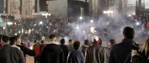 Zahlreiche Menschen sind am 31.12.2015 in Köln (Nordrhein-Westfalen) auf dem Vorplatz des Hauptbahnhofs zu sehen.
