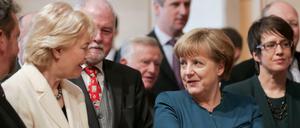 Bundeskanzlerin Angela Merkel (CDU) unterhält sich beim Bund der Vertriebenen mit dessen Ehrenpräsidentin Erika Steinbach (CDU).