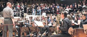 Marcus Crome (l.) mit den Chören und Musikern im Kammermusiksaal. 