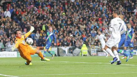 Der Anfang vom Ende der Wolfsburger Halbfinalträume. Ronaldo trifft früh zum 1:0 für Real.