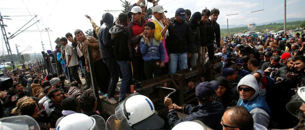 Auf einem Zuganhänger versuchten Flüchtlinge in Idomeni, eine Blockade der Polizei zu durchbrechen.