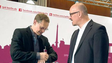 Zeit für einen Wechsel? Aus Sicht von Michael Müller (links) scheint dies der Fall zu sein – der bisherige Landesvorsitzende der Berliner Sozialdemokraten, Jan Stöß, wurde davon am Mittwoch offenbar überrascht. Er will sich erst mal sortieren und hat eine Stellungnahme für diesen Donnerstag angekündigt. Foto: Tim Brakemeier/dpa