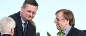 Da lief es noch andersherum: Reinhard Grindel bedankt sich bei den Interimspräsidenten Rainer Koch (rechts) und Reinhard Rauball. Später konnte sich Grindel die Hand schütteln lassen.