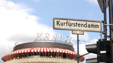 Blick auf das Straßenschild Kurfürstendamm. 