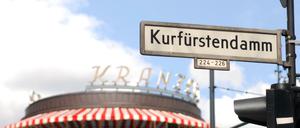Blick auf das Straßenschild Kurfürstendamm. 