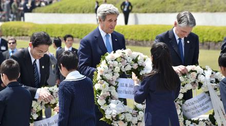 John Kerry (M.) gedachte der Toten der Atomabwürfe in Japan. Eine Entschuldigung gab es aber nicht. 