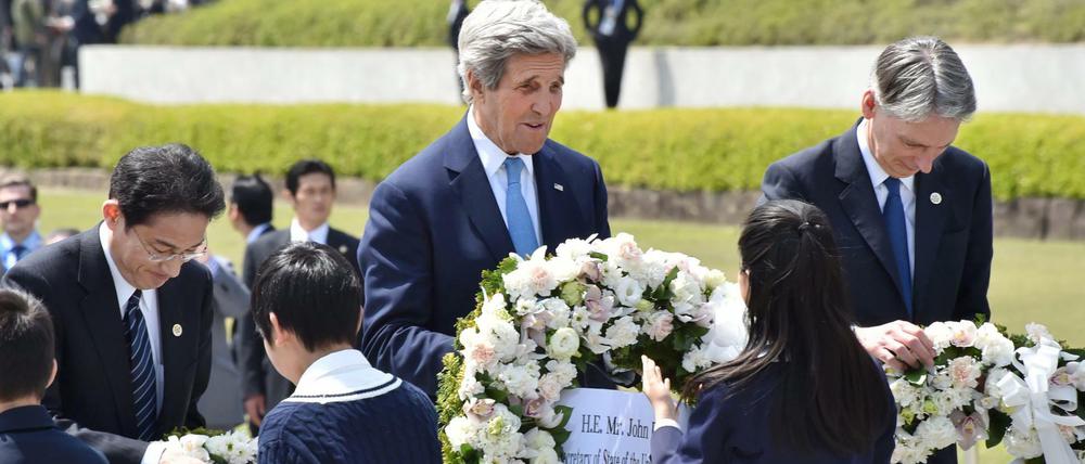 John Kerry (M.) gedachte der Toten der Atomabwürfe in Japan. Eine Entschuldigung gab es aber nicht.