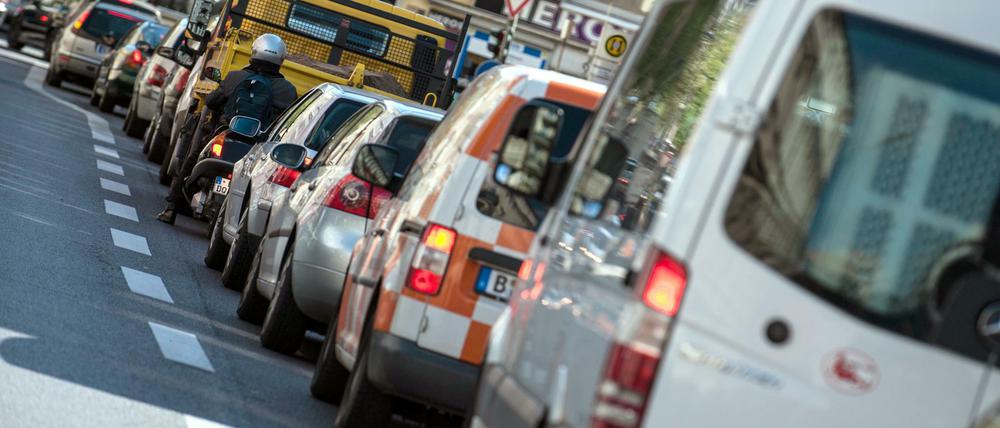 In Stadtbezirken mit besonders schlechter Luft sollen nach Plänen der Umweltminister schon bald nur noch Autos mit einer blauen Umweltplakette fahren dürfen. 