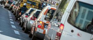 In Stadtbezirken mit besonders schlechter Luft sollen nach Plänen der Umweltminister schon bald nur noch Autos mit einer blauen Umweltplakette fahren dürfen.
