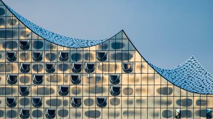 Die Fassade der Elbphilharmonie in der Hamburger Hafencity, neun Monate vor der Eröffnung. 