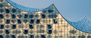 Die Fassade der Elbphilharmonie in der Hamburger Hafencity, neun Monate vor der Eröffnung.