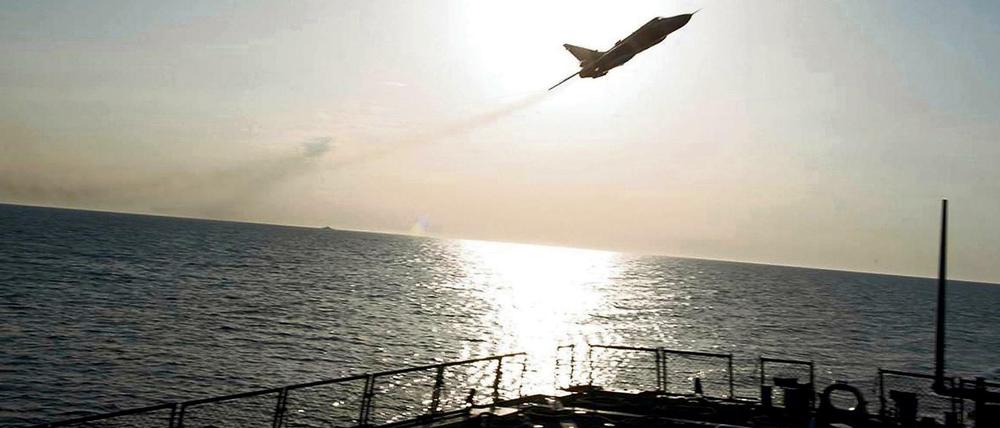 Dieses von der US-Navy veröffentlichte Foto soll den knappen Überflug des US-Zerstörers USS Donald Cook durch einen russischen SU-24-Kampfjet zeigen.