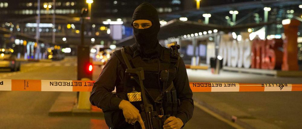 Schwerbewaffnete Polizisten kontrollierten die abgesperrten Bereiche des Flughafens Schiphol.
