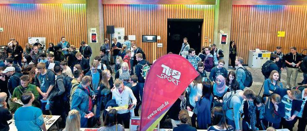 Wichtige Fragen. Abiturienten wollen zwar auch ein interessantes Fach für sich finden – das aber mit Sicherheit verbinden. Hier Abiturienten auf einer Messe an der TU Berlin. 