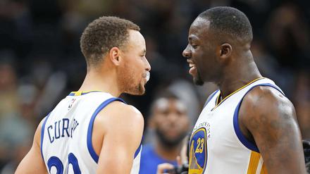 Läuft... bei den Golden State Warriors. Stephen Curry (links) und with Draymond Green.