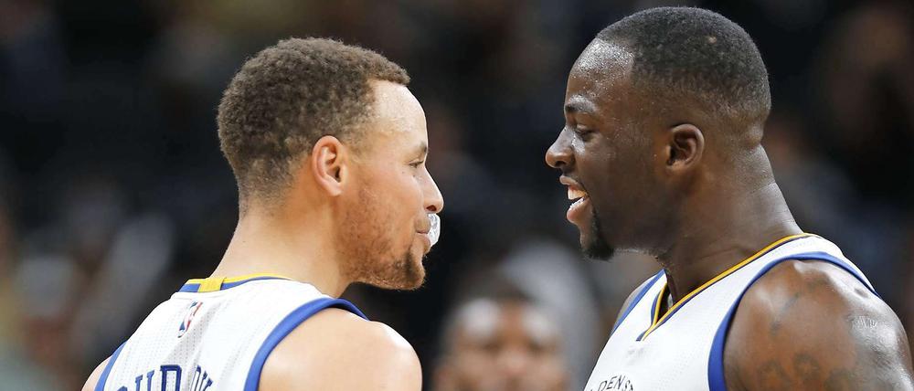 Läuft... bei den Golden State Warriors. Stephen Curry (links) und with Draymond Green.