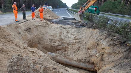 Der vermeintliche Bomben-Blindgänger aus dem Zweiten Weltkrieg unter der Autobahn A 15 bei Forst entpuppte sich als einfaches Metallrohr.