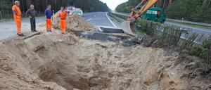Der vermeintliche Bomben-Blindgänger aus dem Zweiten Weltkrieg unter der Autobahn A 15 bei Forst entpuppte sich als einfaches Metallrohr.