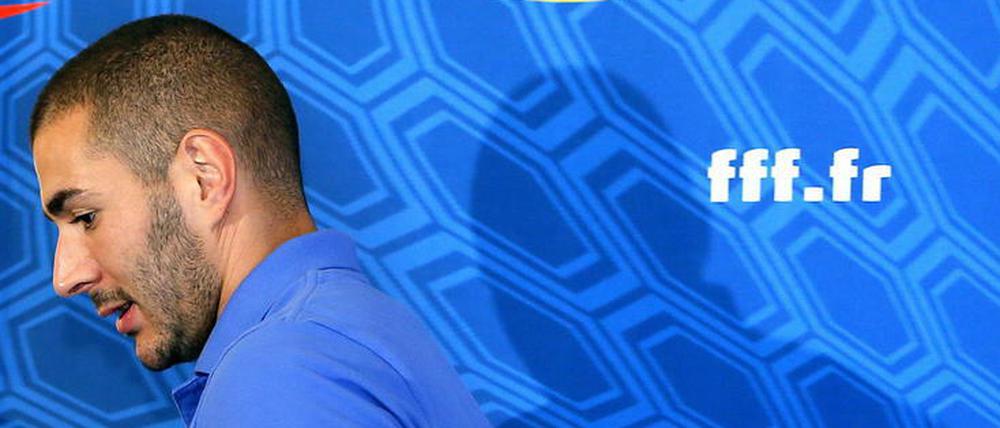 Enttäuschung für Karim Benzema. An der EM im eigenen Land darf er nicht teilnehmen.