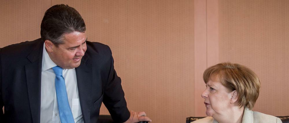 Bundeskanzlerin Angela Merkel (CDU) spricht mit Bundeswirtschaftsminister Sigmar Gabriel (SPD).