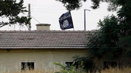 Gleich hinter der türkischen Grenze hat auf syrischer Seite der IS seine Fahne gehisst.