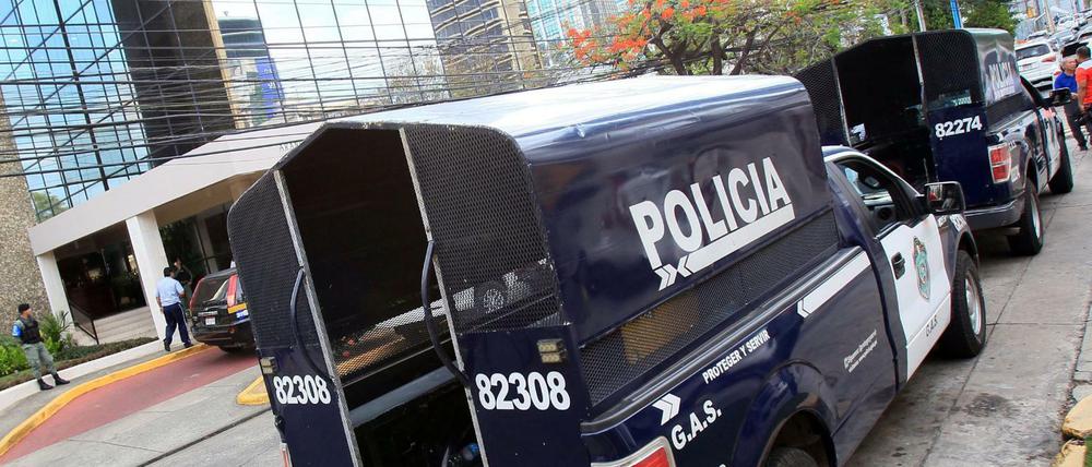 Polizeiwagen fuhren am Dienstag vor dem Sitz von Mossack Fonseca in Panama-City vor.