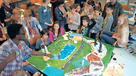 Bei der SchülerUni können Kinder und ihre Lehrer in die Rolle von Stadtplanern, Schauspielern oder Ingenieuren schlüpfen und lernen, was es bedeutet, nachhaltig zu leben.