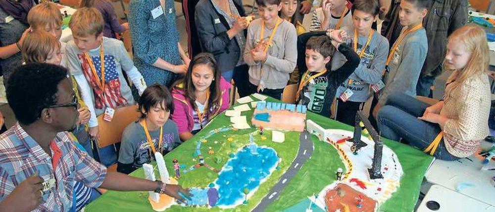 Bei der SchülerUni können Kinder und ihre Lehrer in die Rolle von Stadtplanern, Schauspielern oder Ingenieuren schlüpfen und lernen, was es bedeutet, nachhaltig zu leben.