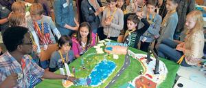 Bei der SchülerUni können Kinder und ihre Lehrer in die Rolle von Stadtplanern, Schauspielern oder Ingenieuren schlüpfen und lernen, was es bedeutet, nachhaltig zu leben.