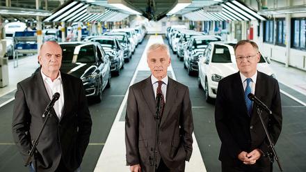 Bernd Osterloh (l-r), Betriebsratsvorsitzender Volkswagen, Matthias Müller, Vorstandsvorsitzender der Volkswagen AG, und der Niedersachsens Ministerpräsident Stephan Weil (SPD) stehen am 21.10.2015 nach einem Rundgang im Volkswagen-Werk in Wolfsburg.