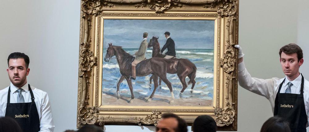 Das Gemälde "Zwei Reiter am Strand von Max Liebermann wird 2015 bei Sotheby's in London versteigert.