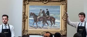 Das Gemälde "Zwei Reiter am Strand von Max Liebermann wird 2015 bei Sotheby's in London versteigert.