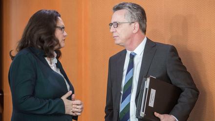 Die Bundesministerin für Arbeit und Soziales Andrea Nahles (SPD, l), Bundesinnenminister Thomas de Maiziere (CDU). 