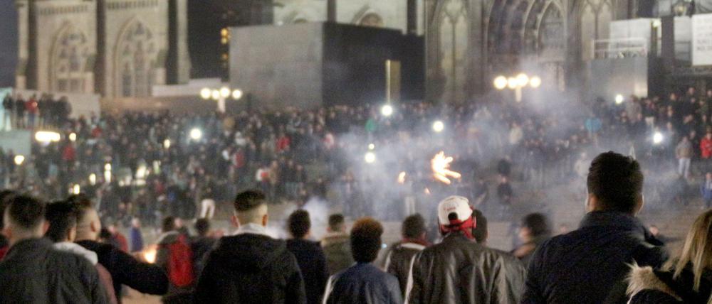 Zahlreiche Menschen sind am 31.12.2015 in Köln auf dem Vorplatz des Hauptbahnhofs zu sehen. In der Silvesternacht waren am Kölner Hauptbahnhof Frauen sexuell belästigt und ausgeraubt worden. 