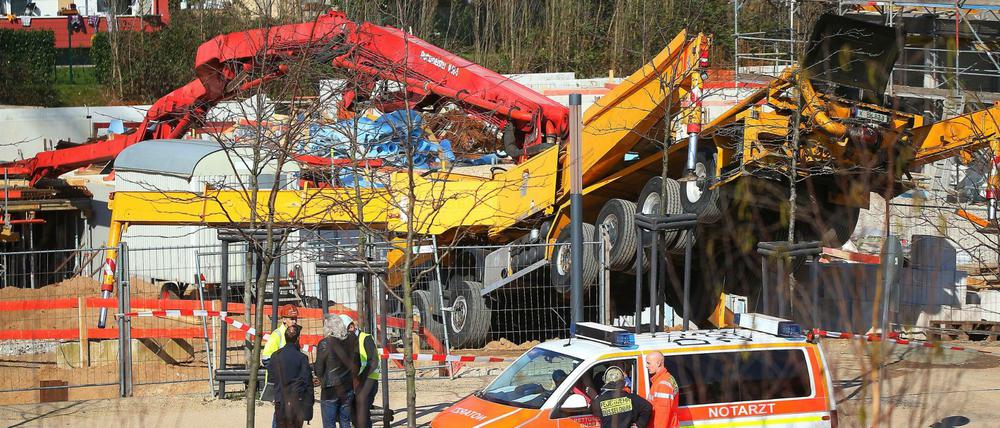 Ein 64 Tonnen schweres Baugerät ist auf einer Baustelle in Düsseldorf abgesackt. Dabei kamen zwei Menschen ums Leben.