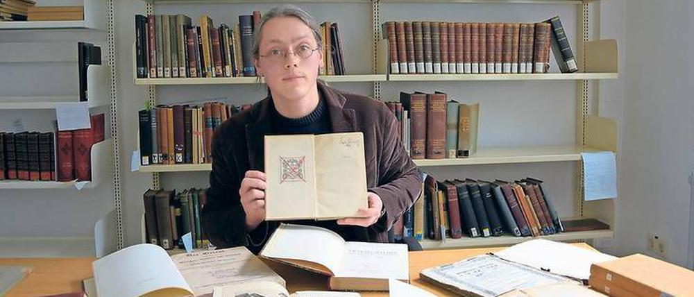 Ringo Narewski leitet an der Freien Universität die Stabsstelle NS-Raub- und Beutegut. Stempel, Exlibris, Autogramme oder Widmungen gehören zu den Spuren, die etwas über die Herkunft der geraubten Bücher verraten.