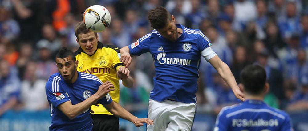 Kopf hoch und kämpfen. Schalke und Dortmund schenkten sich im Derby nichts.