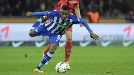 Herthas Salomon Kalou (l) und Hannovers Artur Sobiech kämpfen um den Ball. 