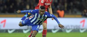 Herthas Salomon Kalou (l) und Hannovers Artur Sobiech kämpfen um den Ball. 