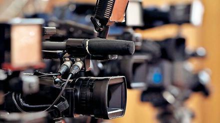 Im Visier der Medien: Populisten und Rechtsextreme – die ihrerseits die Medien angreifen. Oft wird der Presse die Rolle der „vierten Gewalt“ im Staat zugeschrieben.