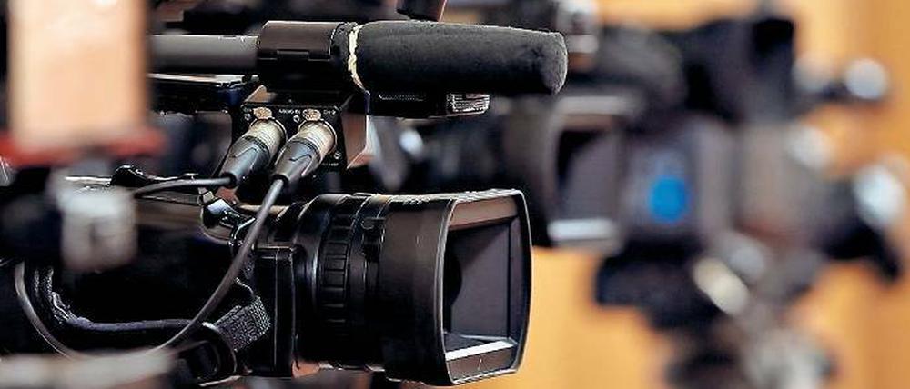 Im Visier der Medien: Populisten und Rechtsextreme – die ihrerseits die Medien angreifen. Oft wird der Presse die Rolle der „vierten Gewalt“ im Staat zugeschrieben.