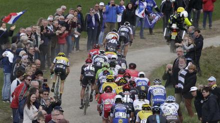 Immer auf dem Kopfstein lang. Bei Paris - Roubaix macht das den besonderen Reiz aus.
