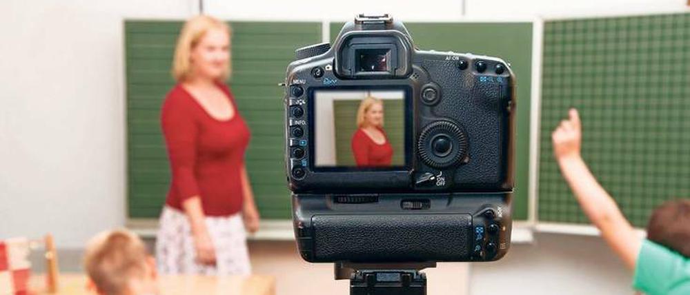 Kamera läuft: Videos aus dem Unterricht helfen Studierenden, Situationen richtig einzuschätzen. Quereinsteiger treten oft ohne Vorbereitung vor die Klasse.