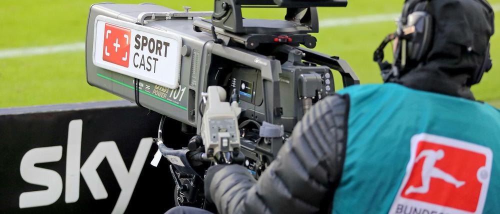 Die Medienrechte für die Fußball-Bundesliga werden neu verhandelt. Die nötige Einigung mit dem Bundeskartellamt hat es jetzt gegeben.