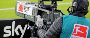 Die Medienrechte für die Fußball-Bundesliga werden neu verhandelt. Die nötige Einigung mit dem Bundeskartellamt hat es jetzt gegeben.
