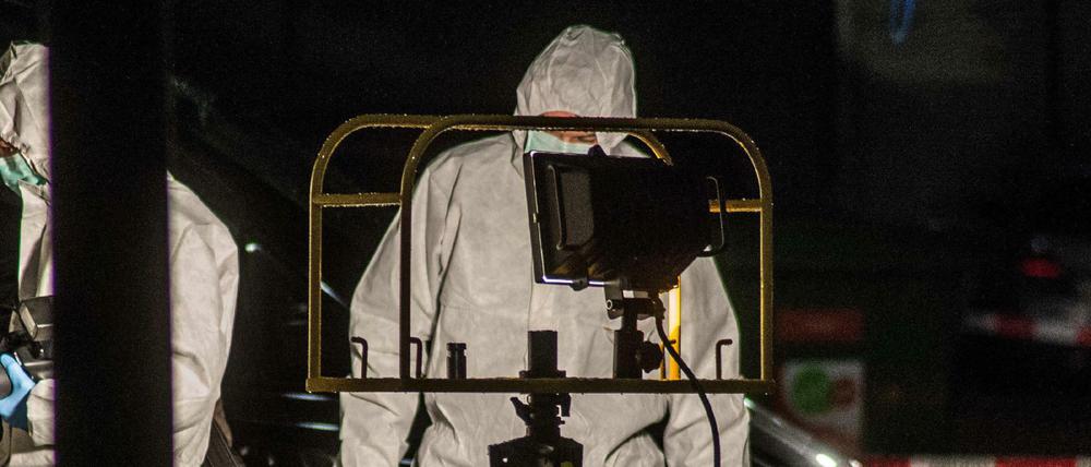 Beamte der Spurensicherung stehen am 13.04.2016 in Bietigheim-Bissingen (Baden-Württemberg) am Tatort, wo dem ein 35-jähriger Mann in der Nacht erschossen worden war.